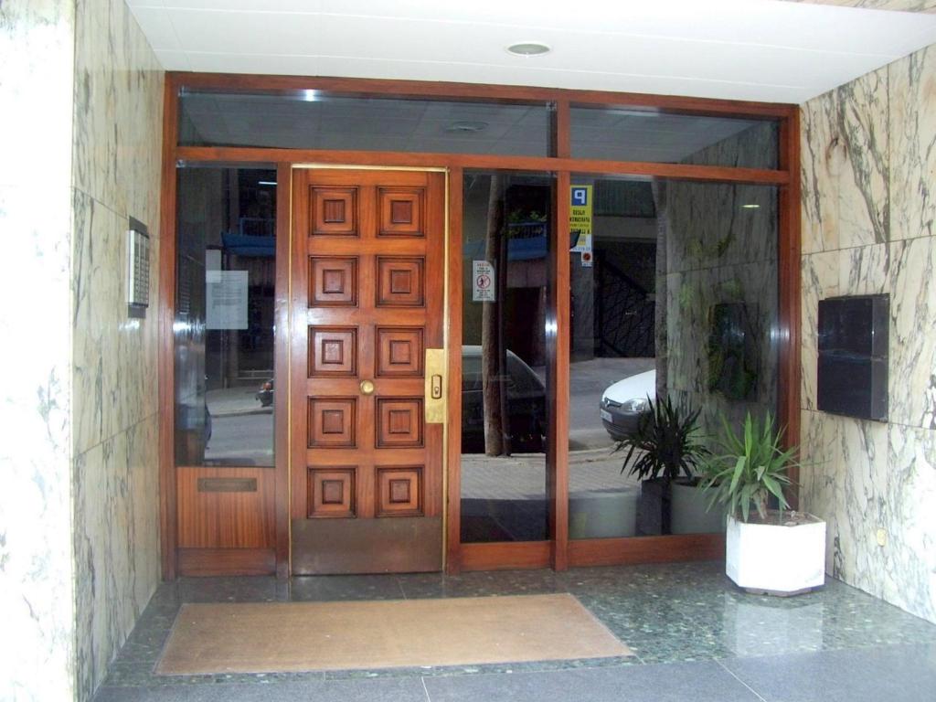 バルセロナにあるDavid's Houseの木製の扉付きの建物の入口