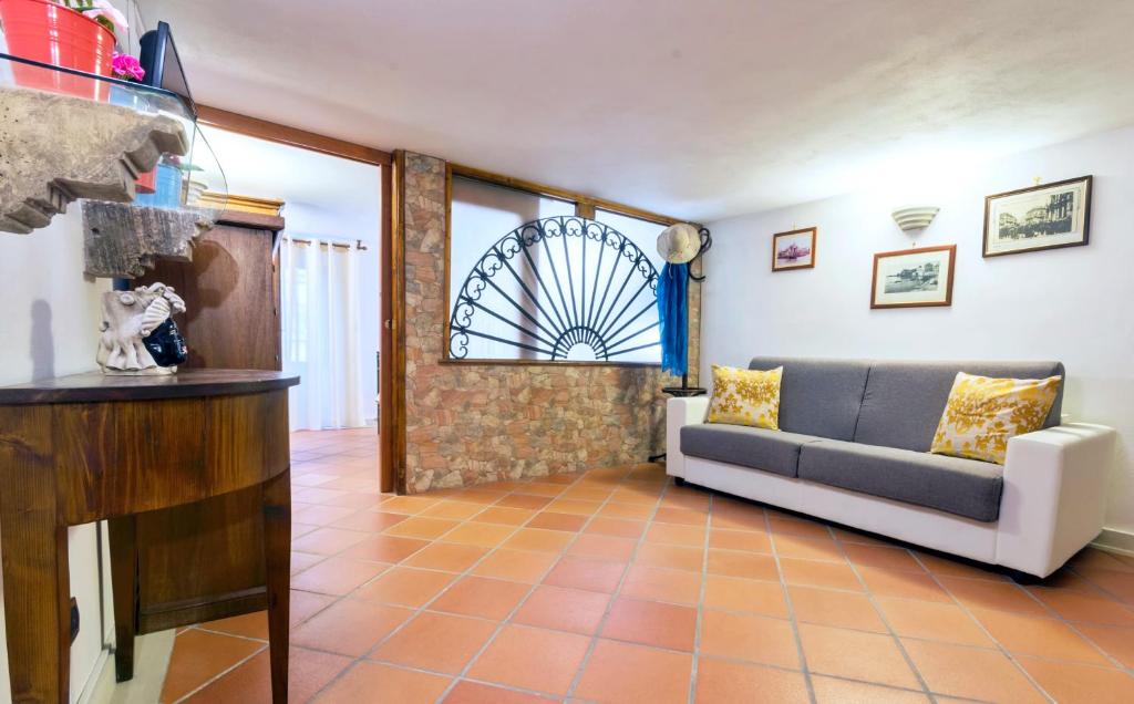 シラクーサにあるCenter House - Apartment Ortigia Wifiのリビングルーム(ソファ、観覧車付)