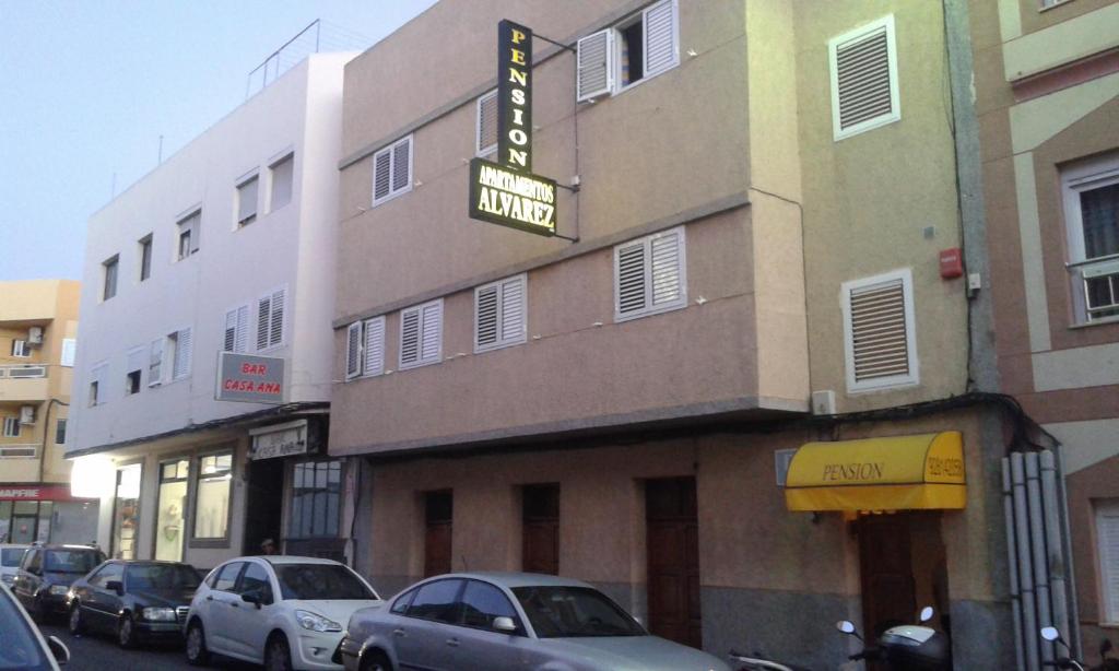 een hotel met auto's voor het hotel bij Pension Alvarez in El Tablero