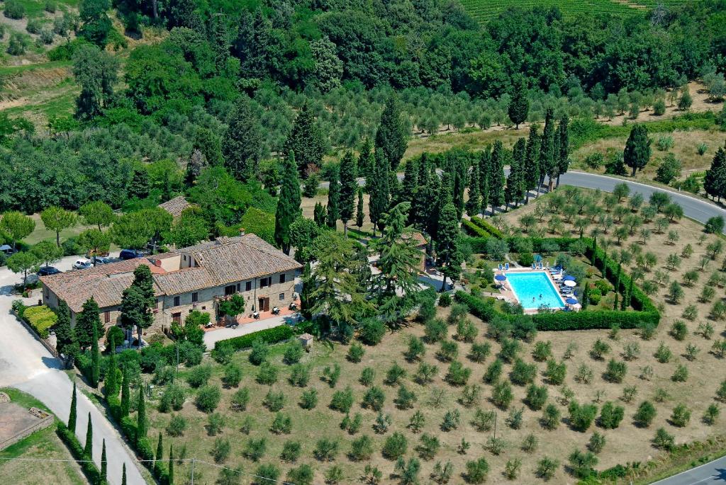 una vista aerea di una casa con piscina e alberi di Il Casale Del Cotone a San Gimignano