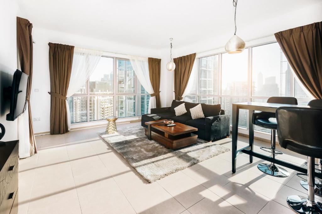 Svetainės erdvė apgyvendinimo įstaigoje One Bedroom Apartment Dubai Fountain & Old Town View by Auberge