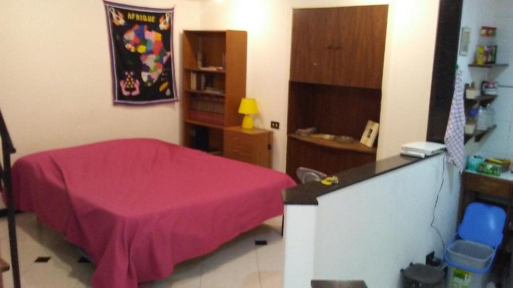 ナポリにあるBellini Casa Vacanzeのベッドルーム1室(赤いシーツ付きのベッド1台付)
