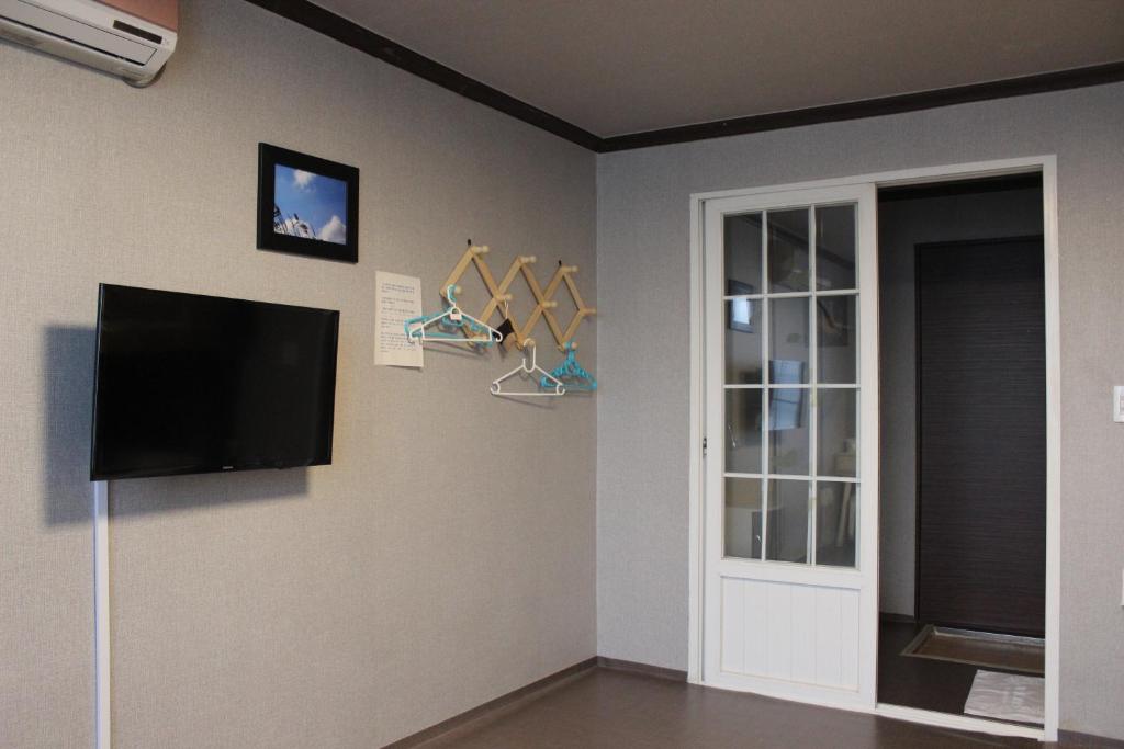 TV a/nebo společenská místnost v ubytování Blue Door Hostel Guesthouse