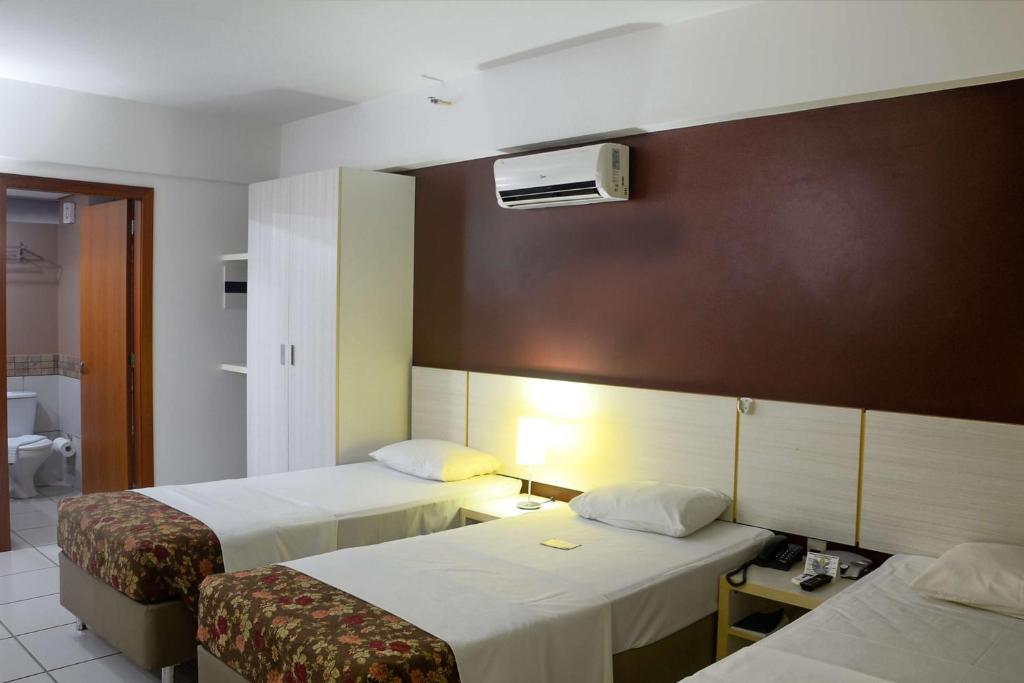 Cama ou camas em um quarto em Best Western Suites Le Jardin Caldas Novas