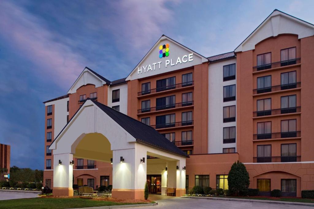 un hotel con un cartel en la parte delantera en Hyatt Place Nashville/Hendersonville, en Hendersonville