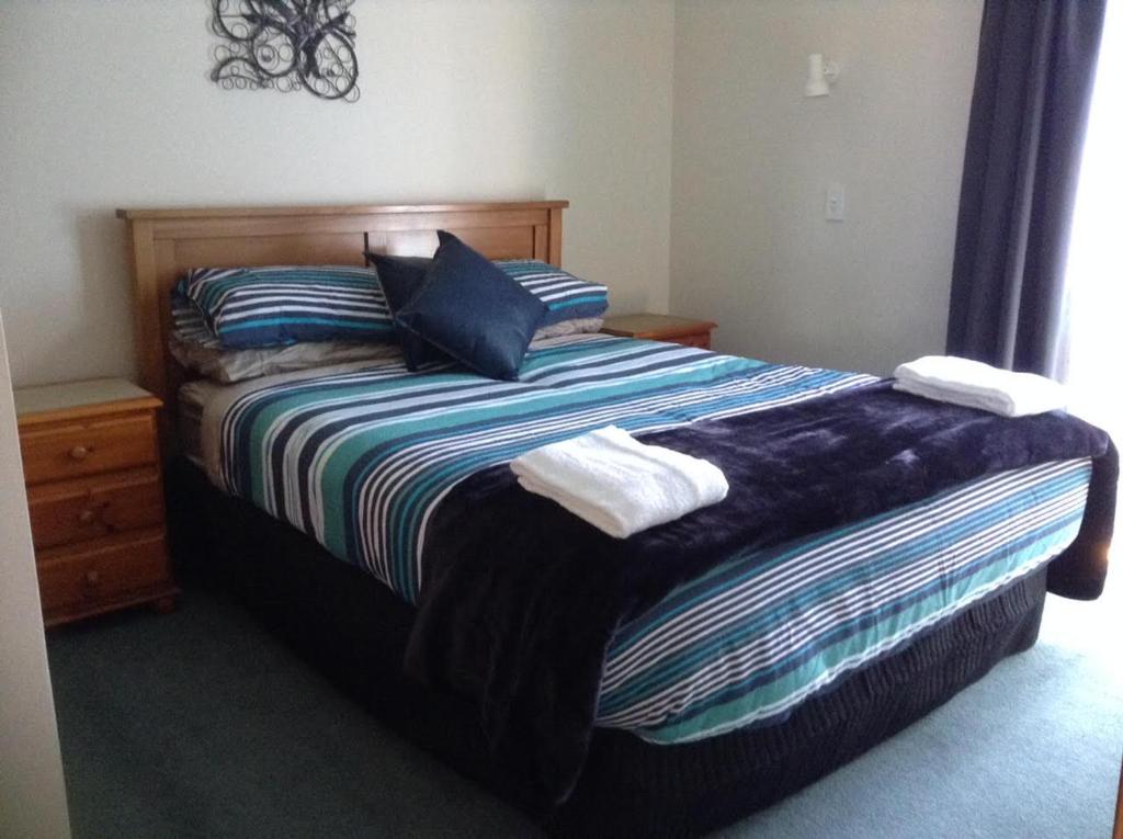 ein Schlafzimmer mit einem Bett mit Handtüchern darauf in der Unterkunft Darfield Bel Air right on the main street in Darfield