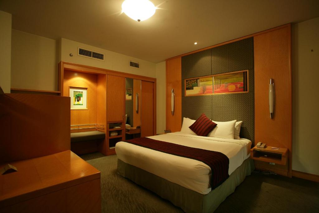 Lakeshore Hotel & Apartments - 