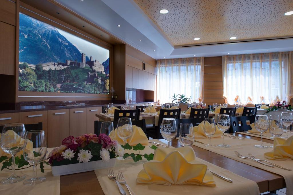TV a/nebo společenská místnost v ubytování Hotel La Perla