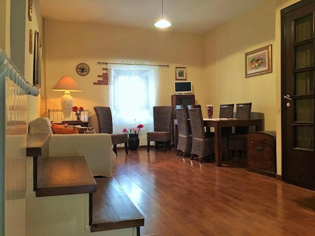 uma sala de estar com um sofá e uma mesa em Montemerano-Saturnia House Apartment em Montemerano