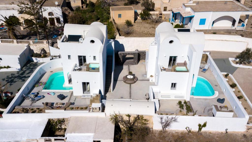 Bazén v ubytování White Harmony Suites nebo v jeho okolí