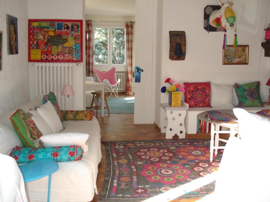 sala de estar con sofá y mesa en La Clorinde, en Moustiers-Sainte-Marie