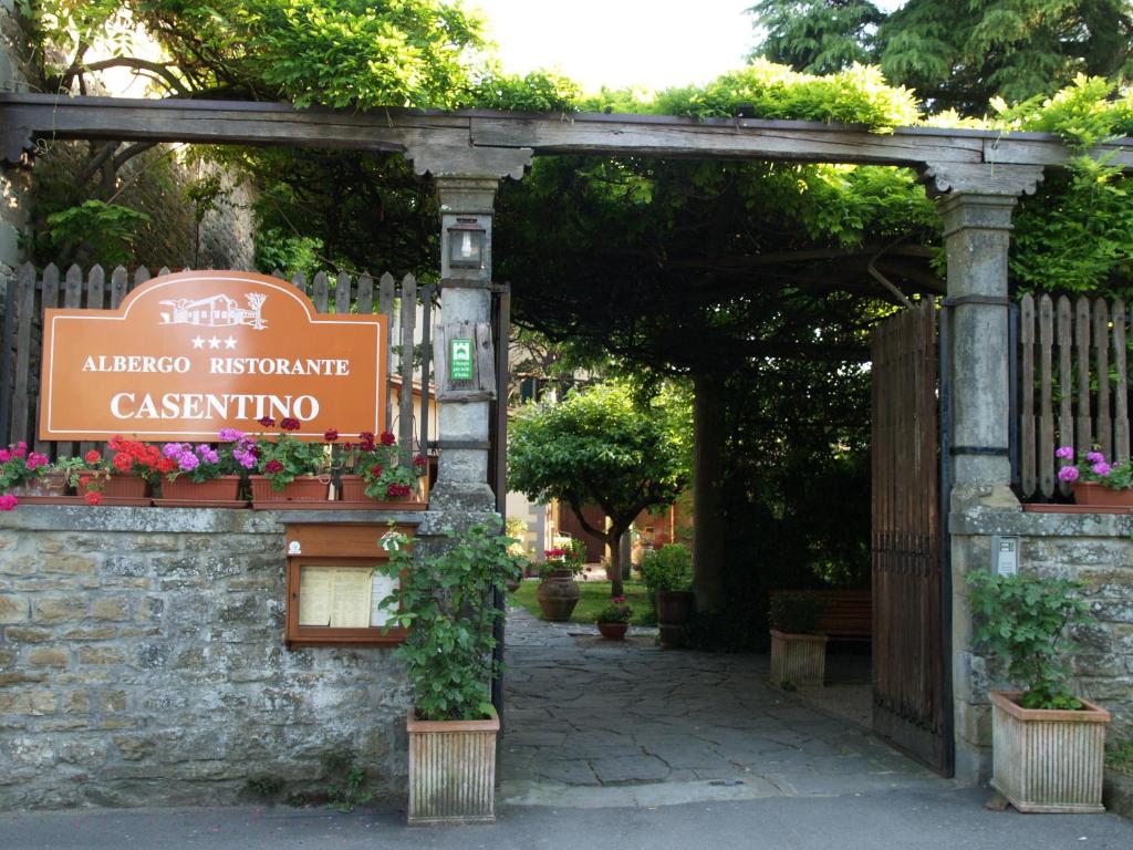 einen Zugang zu einem Garten mit einem Schild in der Unterkunft Albergo Casentino in Poppi