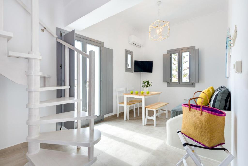 TV a/nebo společenská místnost v ubytování White Harmony Suites