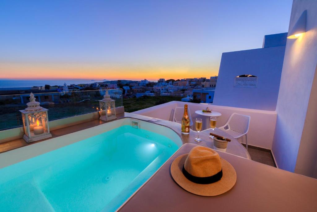 Bazén v ubytování White Harmony Suites nebo v jeho okolí