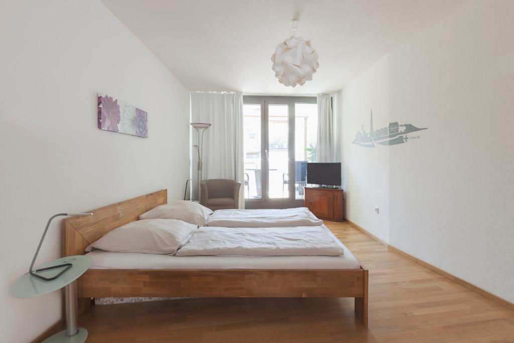 een slaapkamer met een bed met een houten hoofdeinde bij Altstadtloft am Martinstor in Freiburg im Breisgau