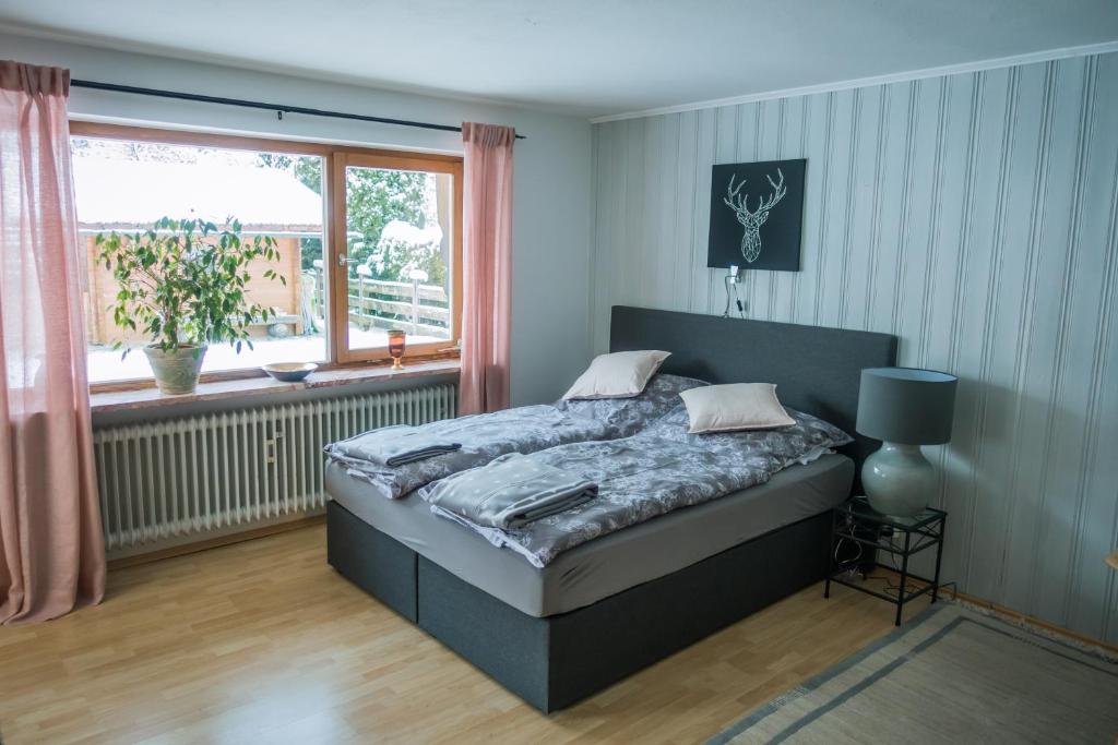- une chambre avec un lit et une fenêtre dans l'établissement ferienwohnung Gabriele, à Schönau am Königssee