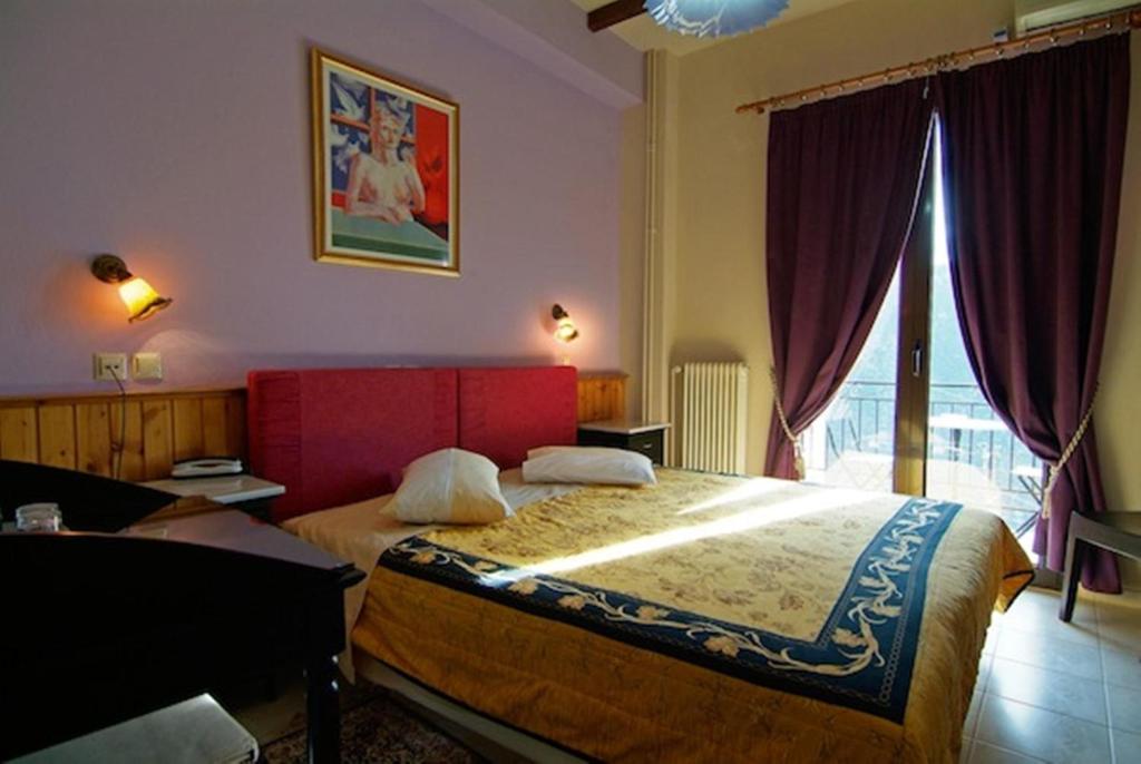 En eller flere senge i et værelse på Hotel Varonos