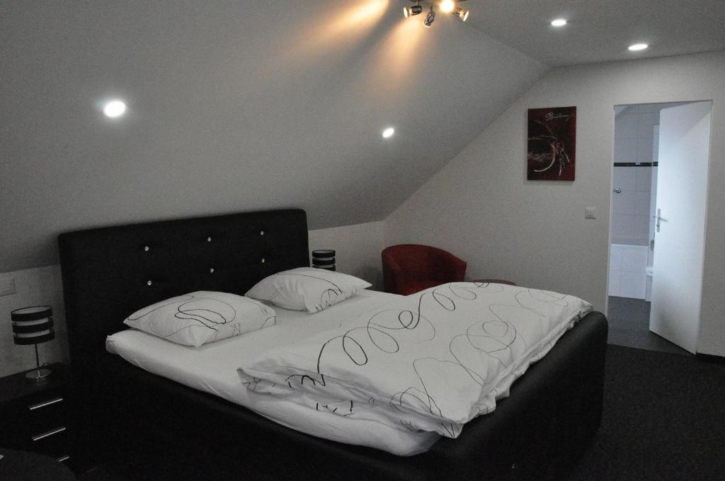 Postel nebo postele na pokoji v ubytování Hôtel du Chasseur
