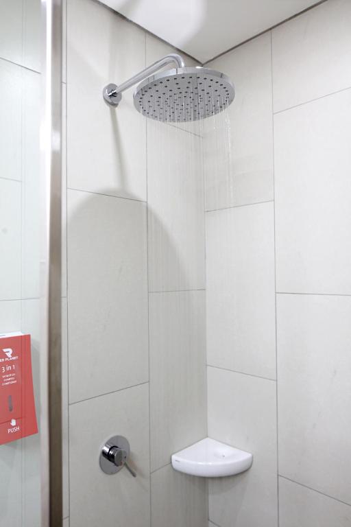 Bathroom sa Red Planet Cubao Aurora Boulevard