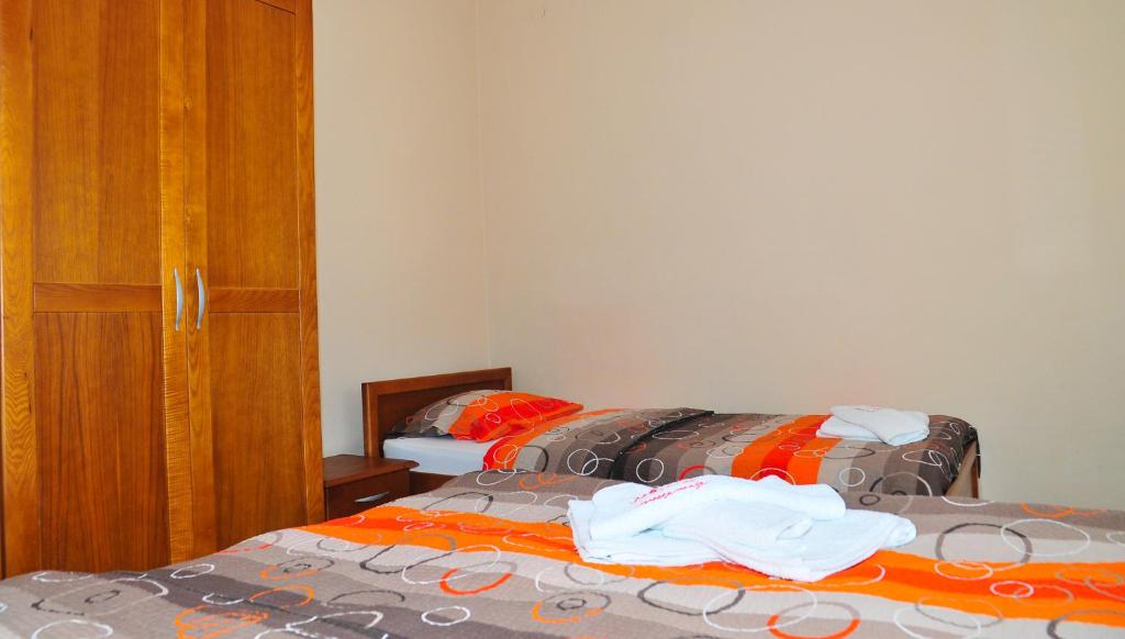 En eller flere senger på et rom på Apartmani Bulajic