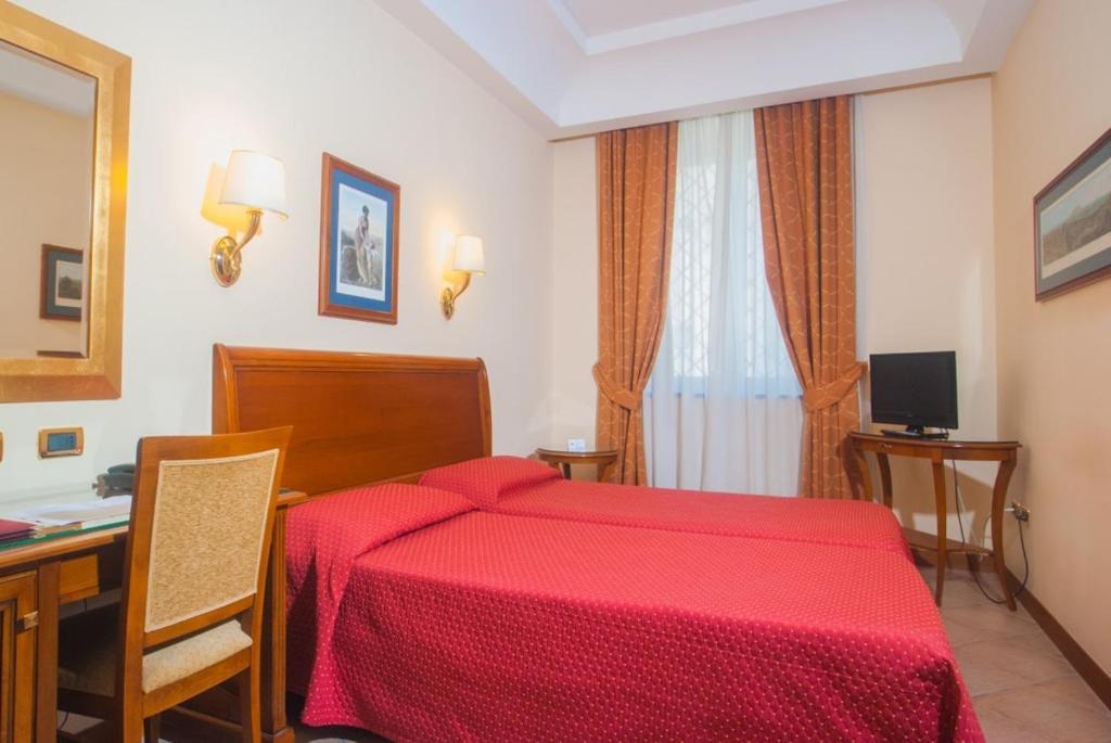 TV a/nebo společenská místnost v ubytování Le Cheminée Business Hotel Napoli