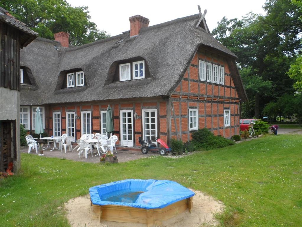 une grande maison avec une bâche bleue sur la pelouse dans l'établissement De ole Spieker, à Munster im Heidekreis