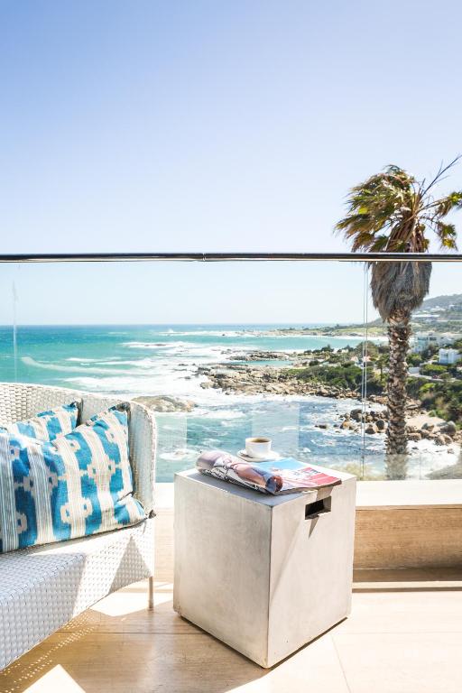 een woonkamer met uitzicht op de oceaan bij Living Hotel Lion's Eye in Kaapstad