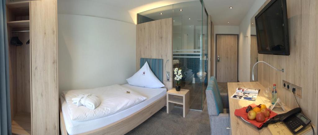Postel nebo postele na pokoji v ubytování Hotel Salinensee