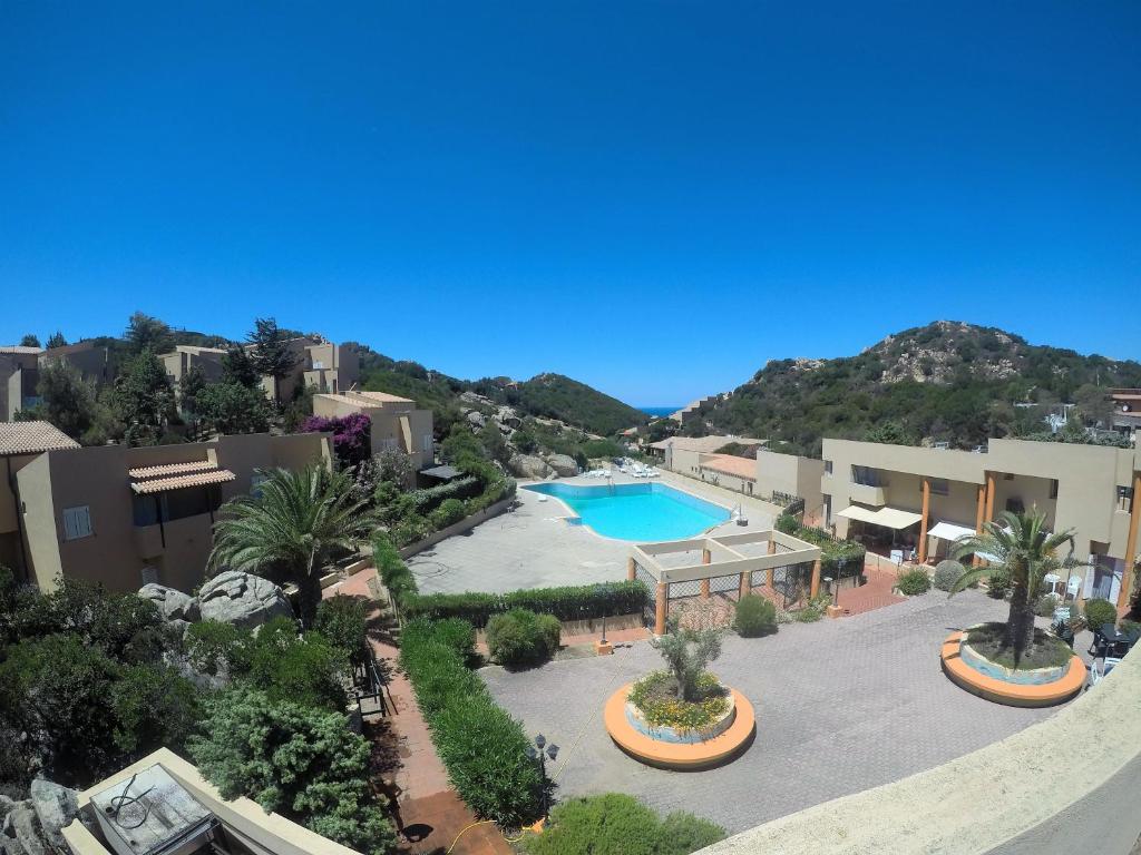 una vista aérea de un complejo con piscina en Casa Ginepro en Costa Paradiso