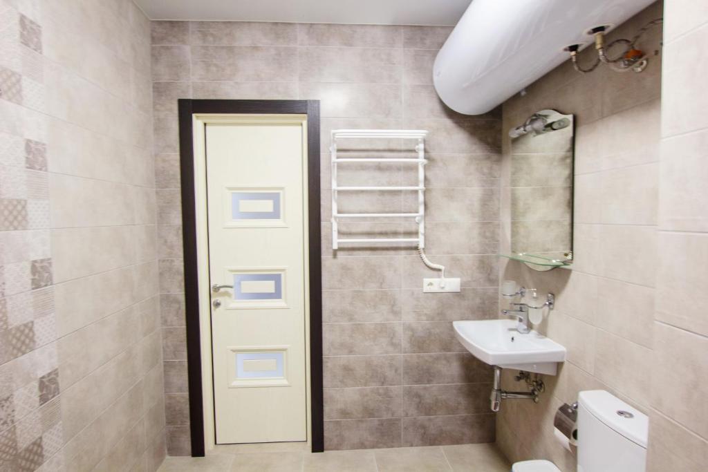 East Residence White photo 3