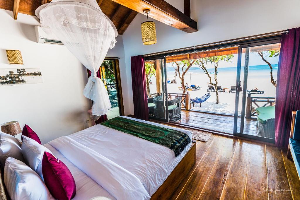 Postel nebo postele na pokoji v ubytování Sol Beach Resort