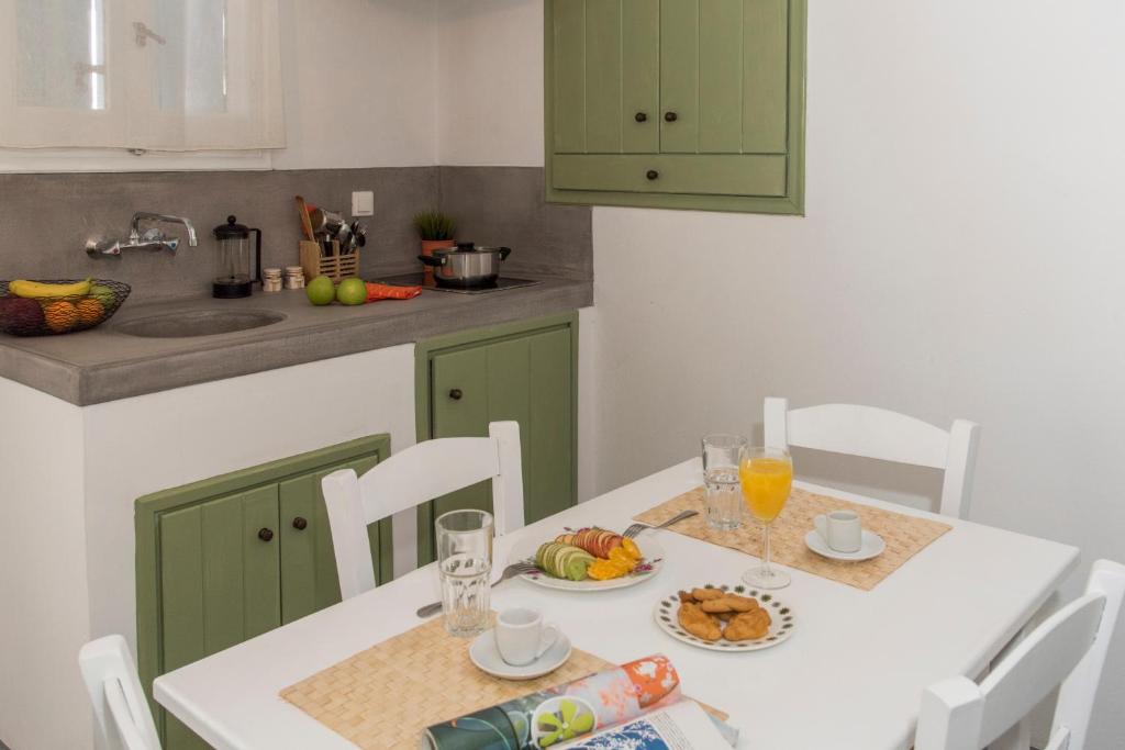 Kuchyň nebo kuchyňský kout v ubytování Thalassitra Private Pool Suites