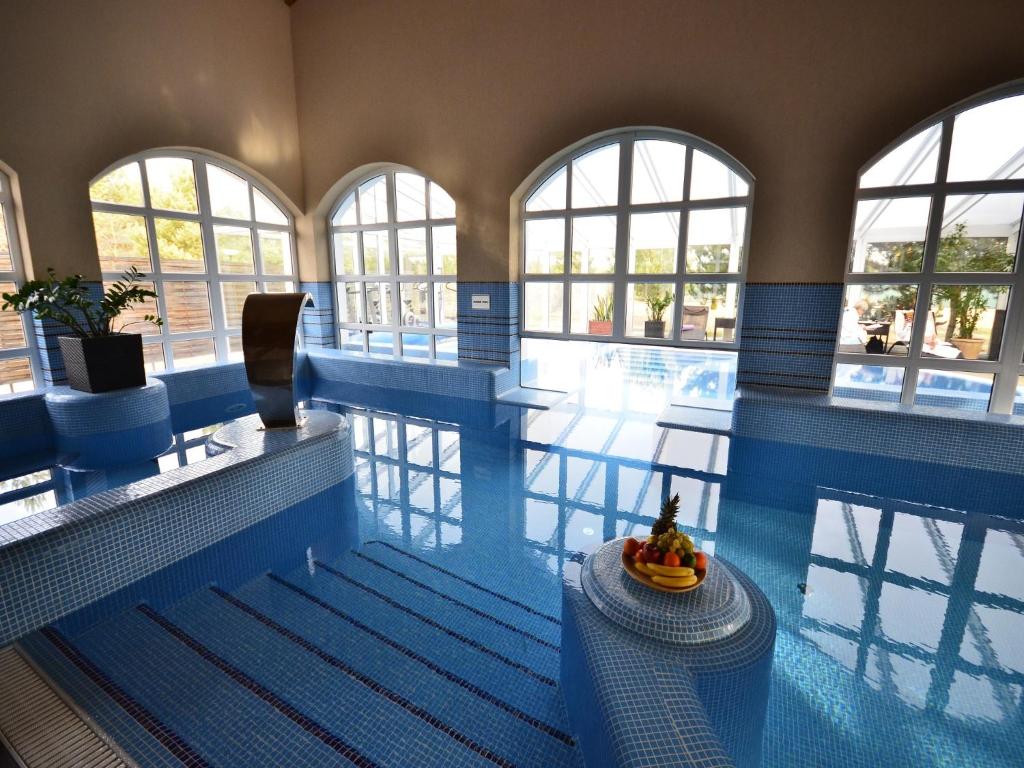 Bazén v ubytování Bodrogi Kúria Wellness Hotel nebo v jeho okolí