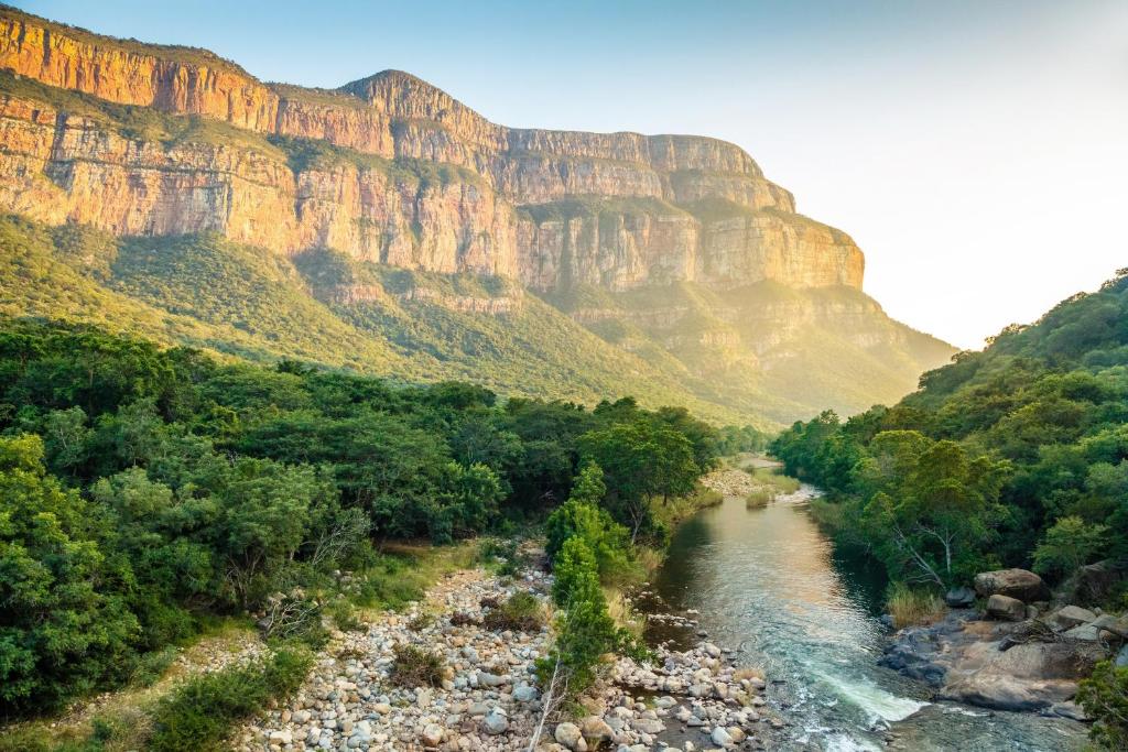 uitzicht op een rivier met een berg op de achtergrond bij Swadini, A Forever Resort in Hoedspruit