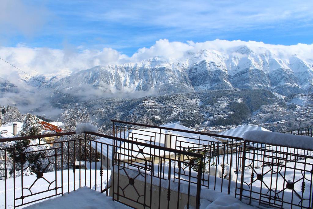 Elle offre une vue sur une chaîne de montagnes enneigée. dans l'établissement Pasithei, à Pramanta