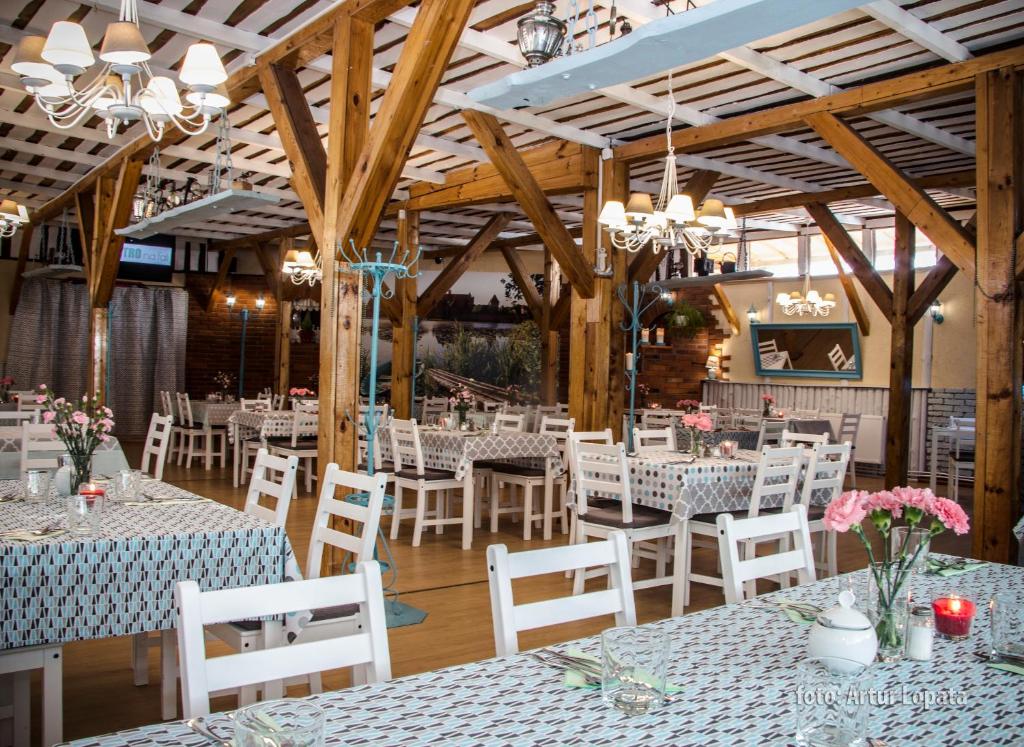 Reštaurácia alebo iné gastronomické zariadenie v ubytovaní Magnolia Pokoje Gościnne