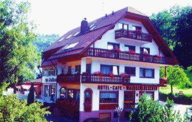 een groot wit gebouw met een rood dak bij Waldschlösschen in Bad Herrenalb