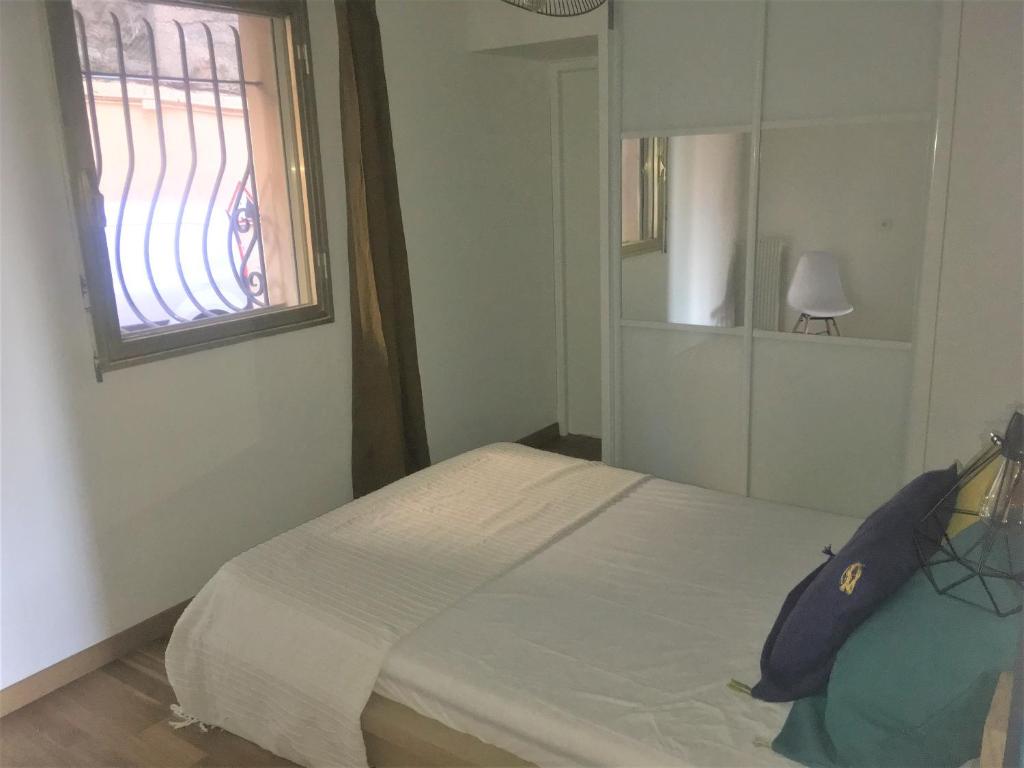 ボーリュー・シュル・メールにあるAppartement de 1 à 6 personnes Beaulieu sur mer, climatisé, proche Nice et Monaco tout confort 2 chambresの小さなベッドルーム(ベッド1台、窓付)