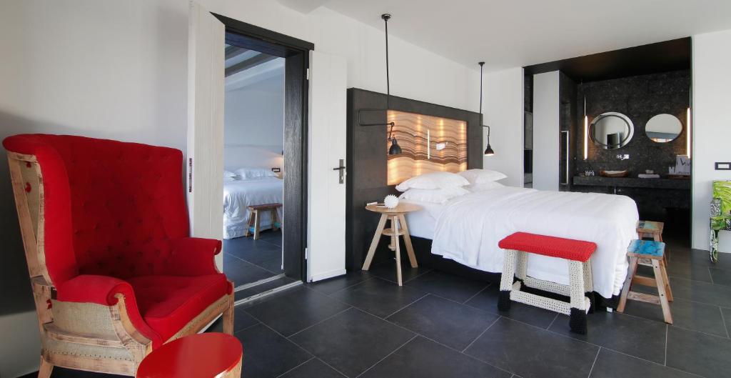 Postel nebo postele na pokoji v ubytování Myconian Avaton, a Member of Design Hotels