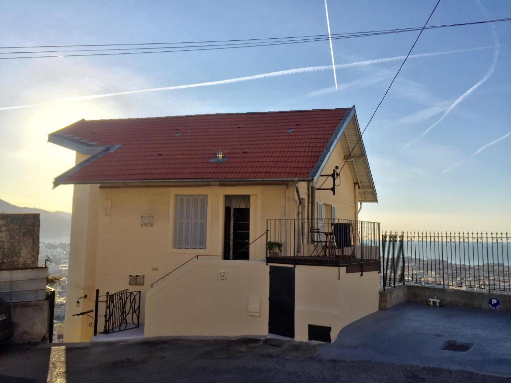 une petite maison blanche avec un toit rouge dans l'établissement Maison / Appart Le PIOL, à Nice