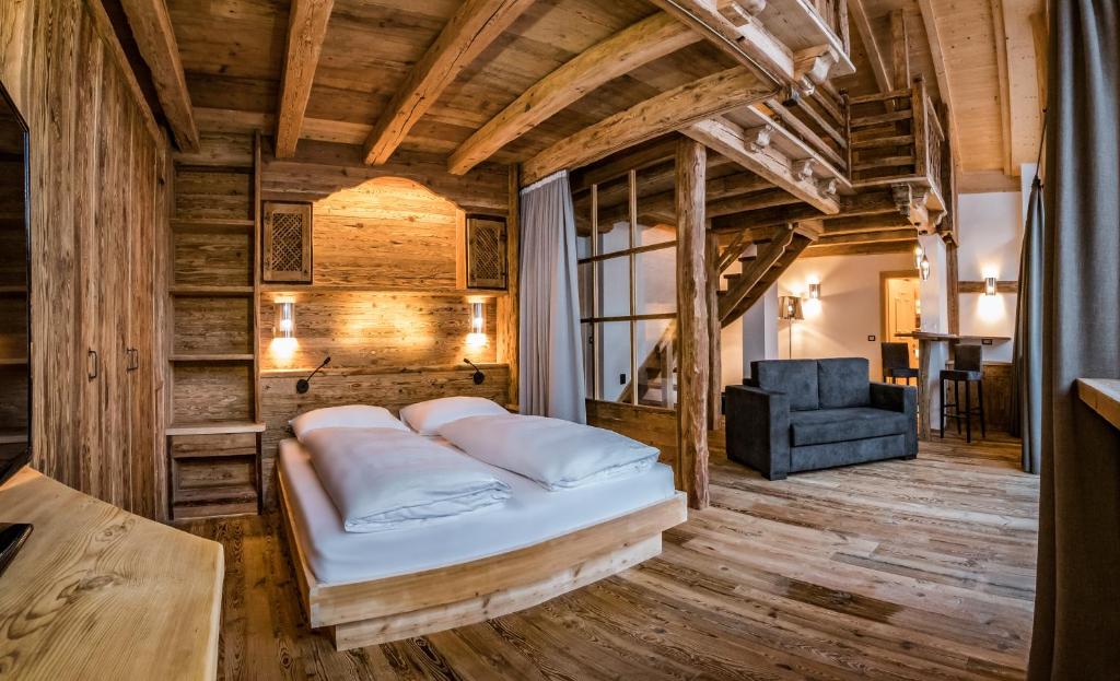 A bed or beds in a room at Alpenhotel Plaza