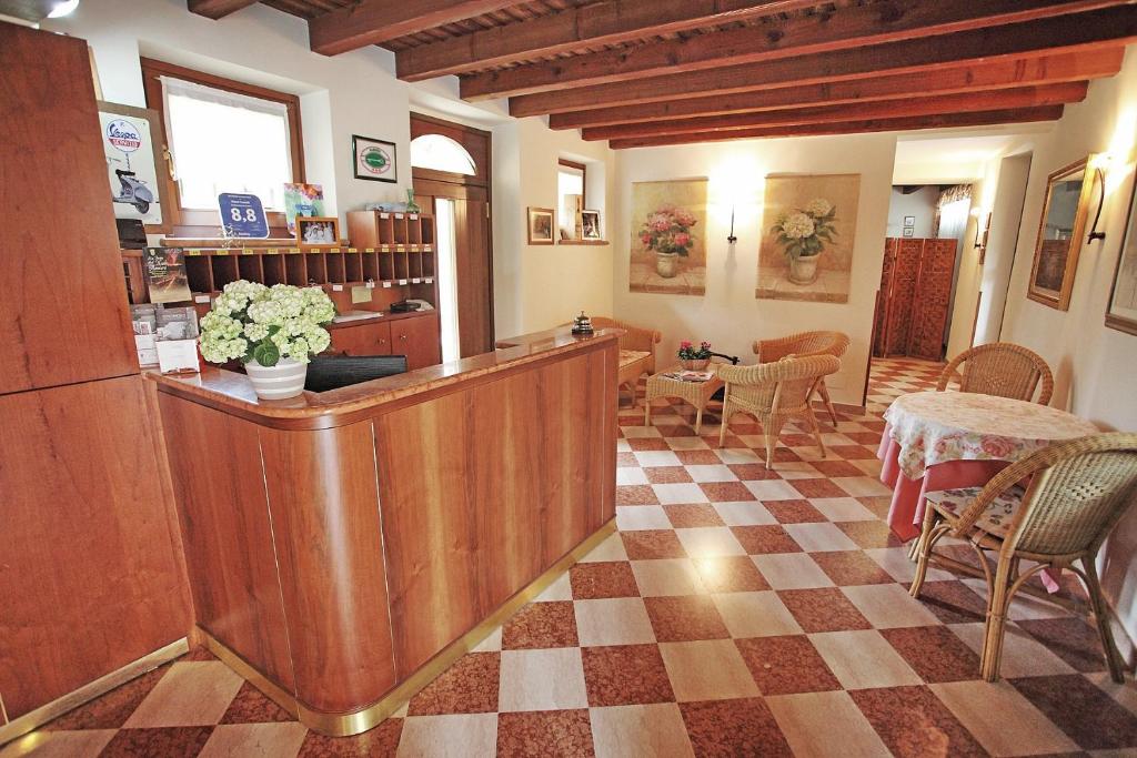 ein Restaurant mit einer Theke und einem Tisch in einem Zimmer in der Unterkunft Hotel Faccioli in Valeggio sul Mincio