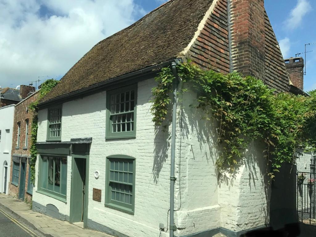 uma casa branca com hera a crescer ao lado dela em The Tea House em Rye