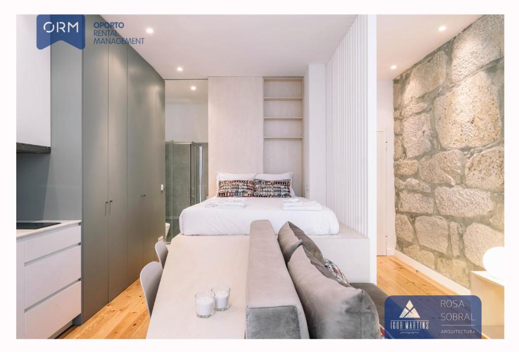 ein Schlafzimmer mit einem Bett und einer Couch in einem Zimmer in der Unterkunft ORM - Mártires & Pinheiro Apartments in Porto