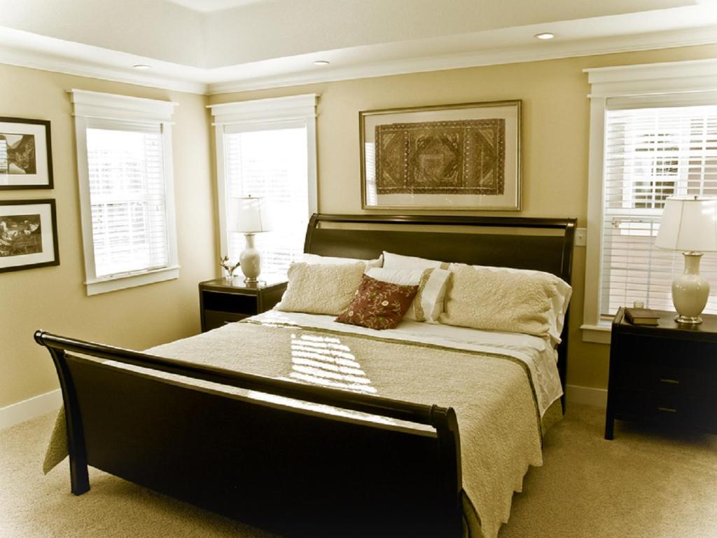 A bed or beds in a room at Mississauga Furnished Apartments