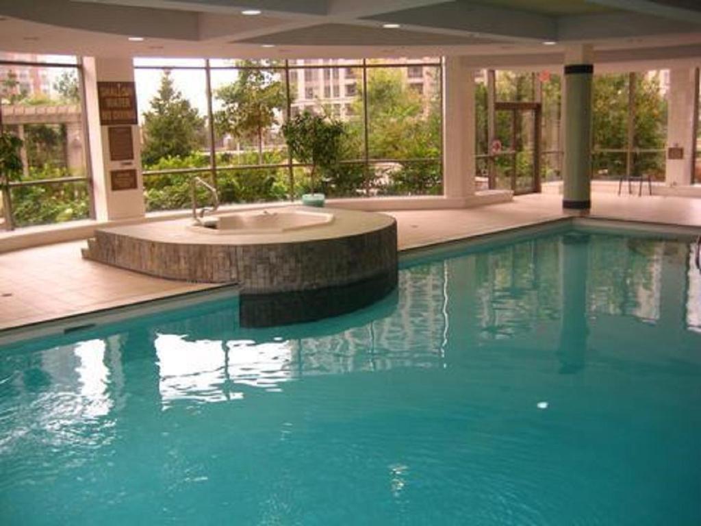 Bazén v ubytování Mississauga Furnished Apartments nebo v jeho okolí