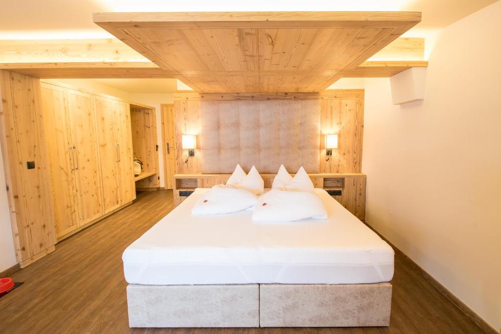 Postel nebo postele na pokoji v ubytování Hotel Magdalena im Zillertal - Urlaub mit Hund