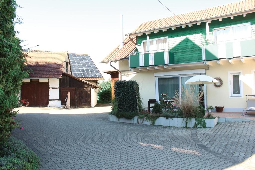 ランゲナルゲンにあるHaus Apfelblüteの太陽屋根の家屋
