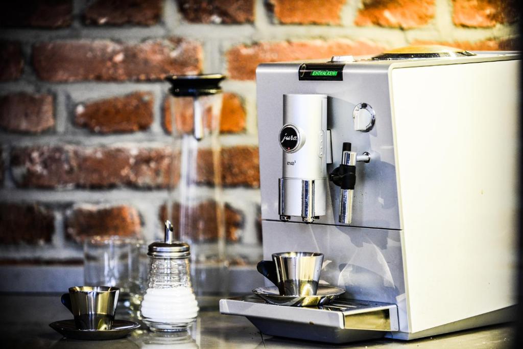 eine Kaffeemaschine auf einer Theke mit zwei Tassen in der Unterkunft Carl-Kaiser-Loft I in Solingen