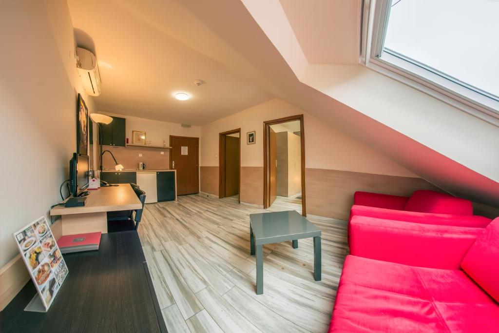 Kuchyň nebo kuchyňský kout v ubytování Veliki Garni Hotel